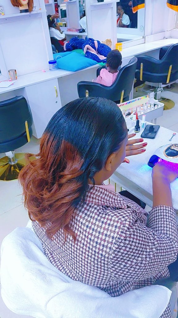 Nail service with wavy hair