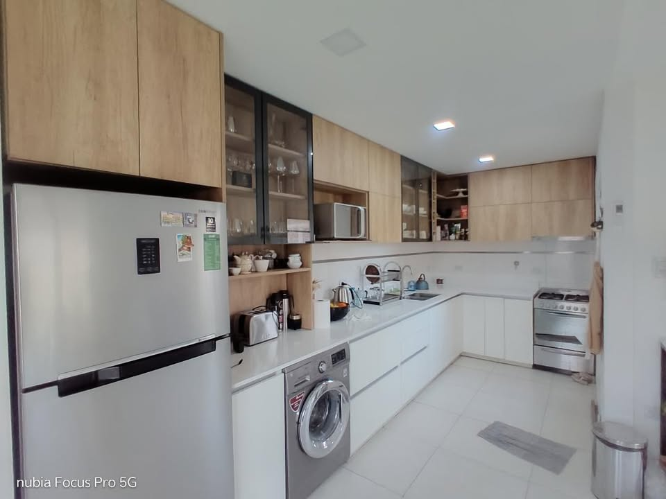 Cocina integral de madera y blanco