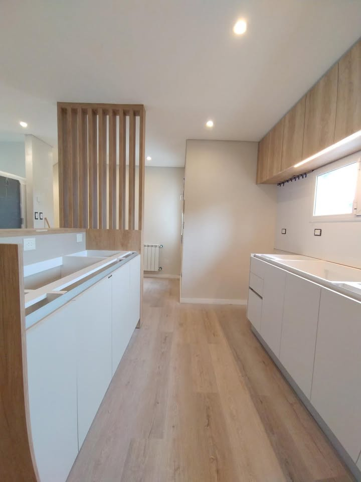 Cocina cálida con revestimiento de madera