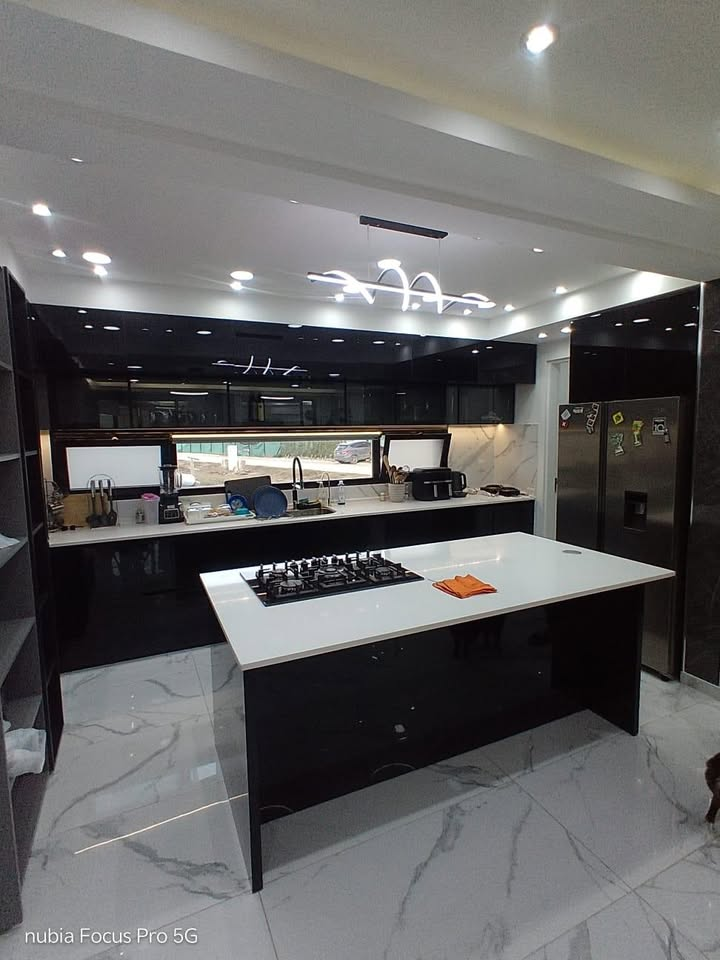 Cocina con isla y mesada de cuarzo