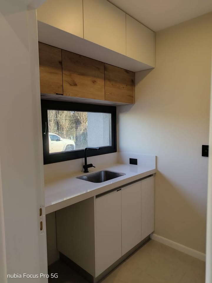 Cocina cálida en madera y blanco