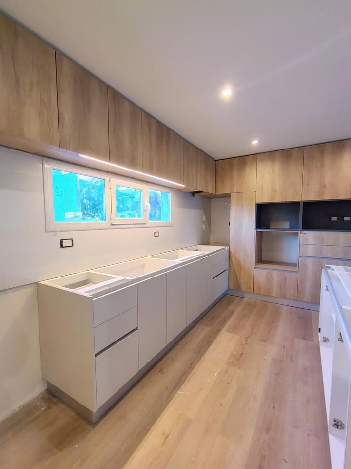 Cocina en L con mesada de cuarzo