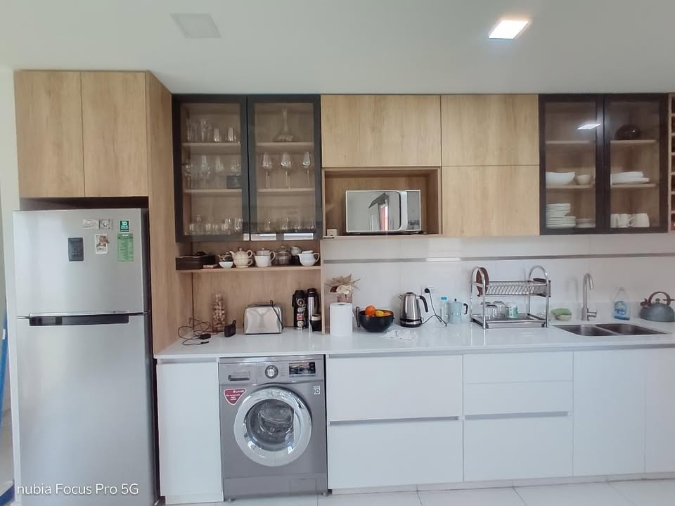 Cocina con alacenas vidriadas