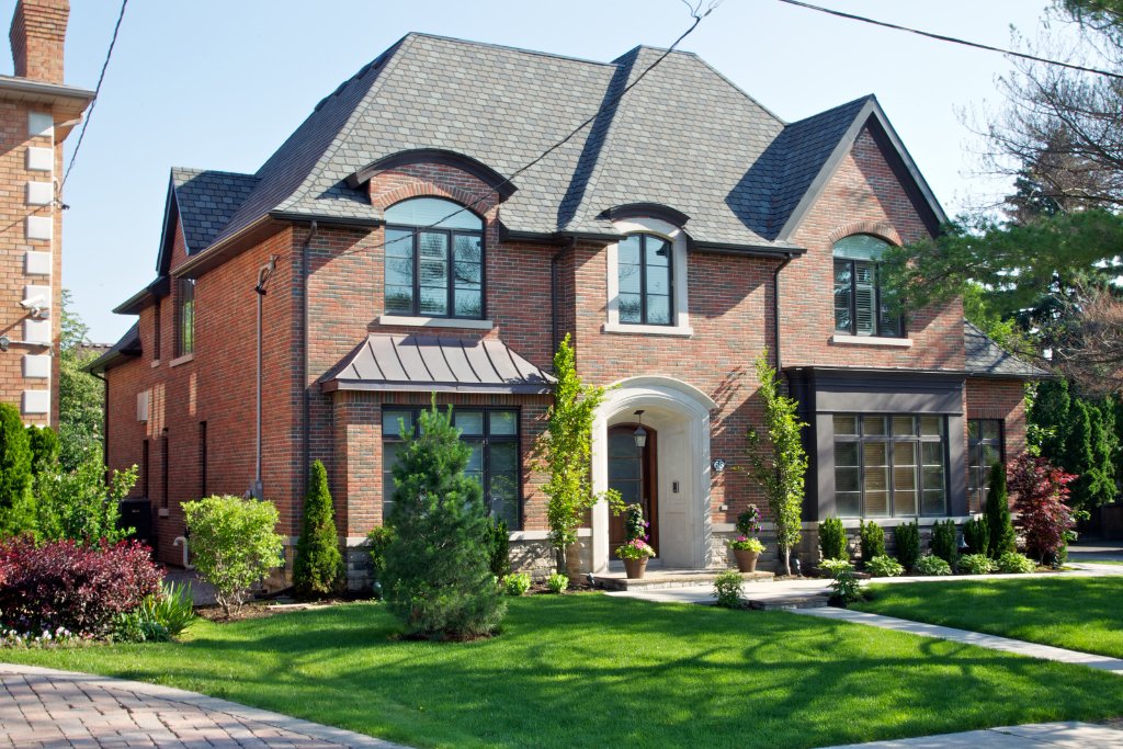 Builder and architect collaboration on custom home Toronto