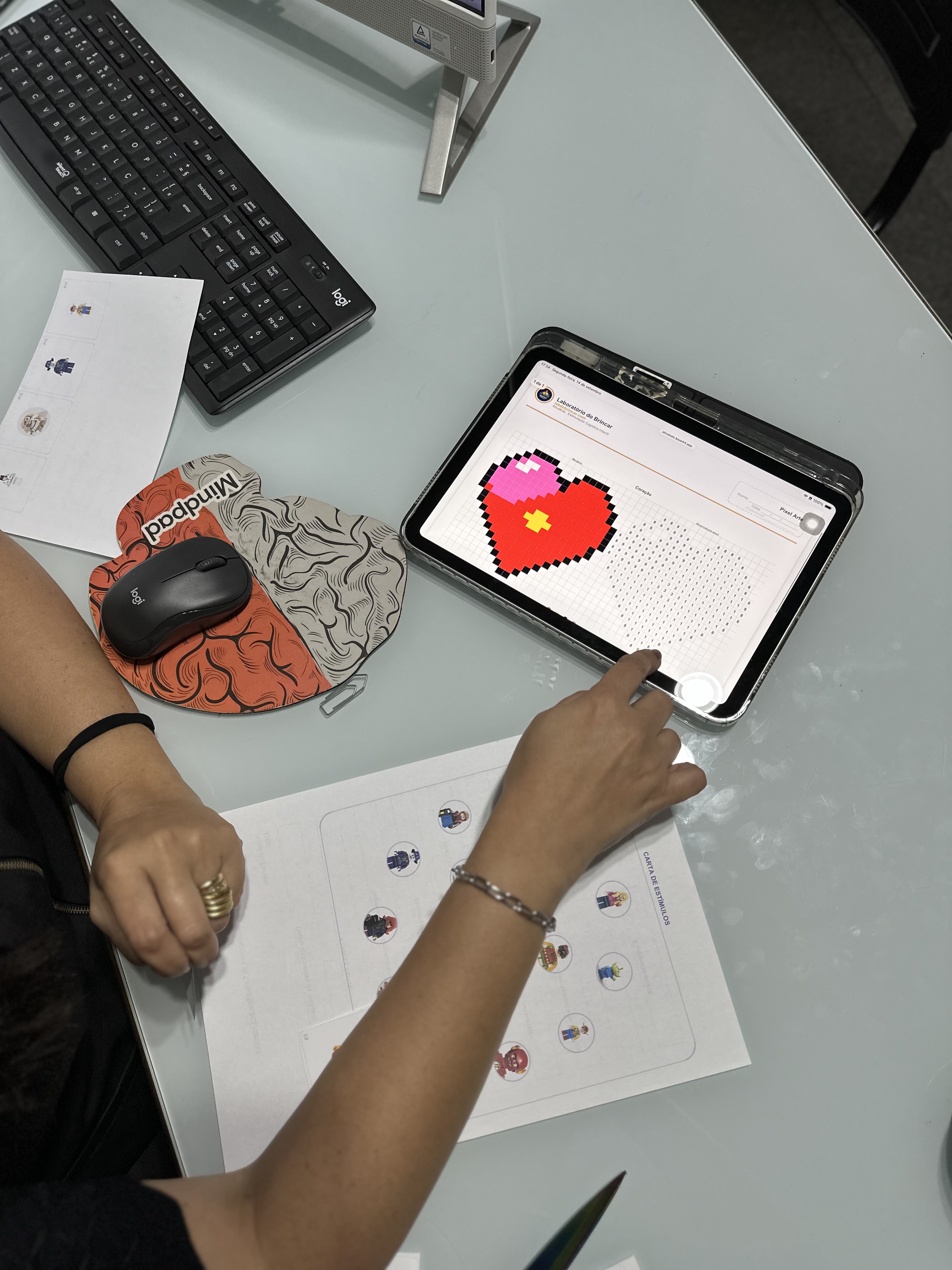 Jogo de associação visual gerado pela plataforma exibido no tablet junto às cartas impressas