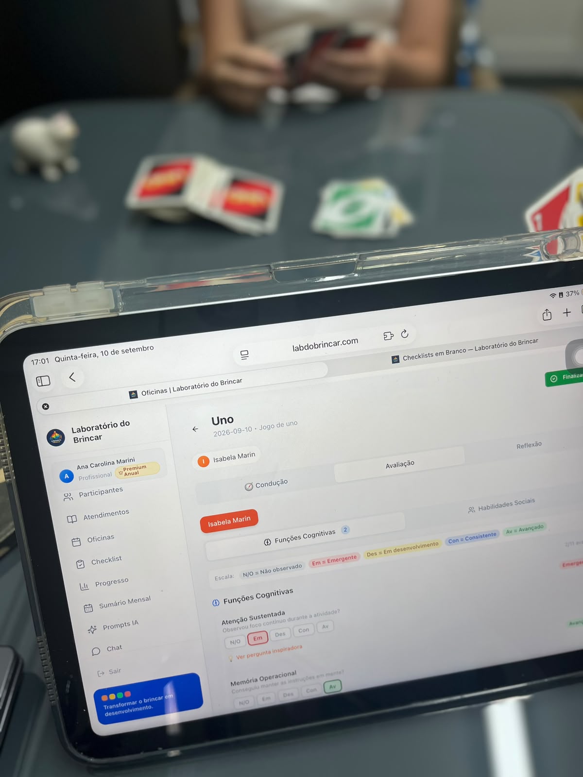 Checklist de funções cognitivas sendo preenchido no tablet durante a sessão