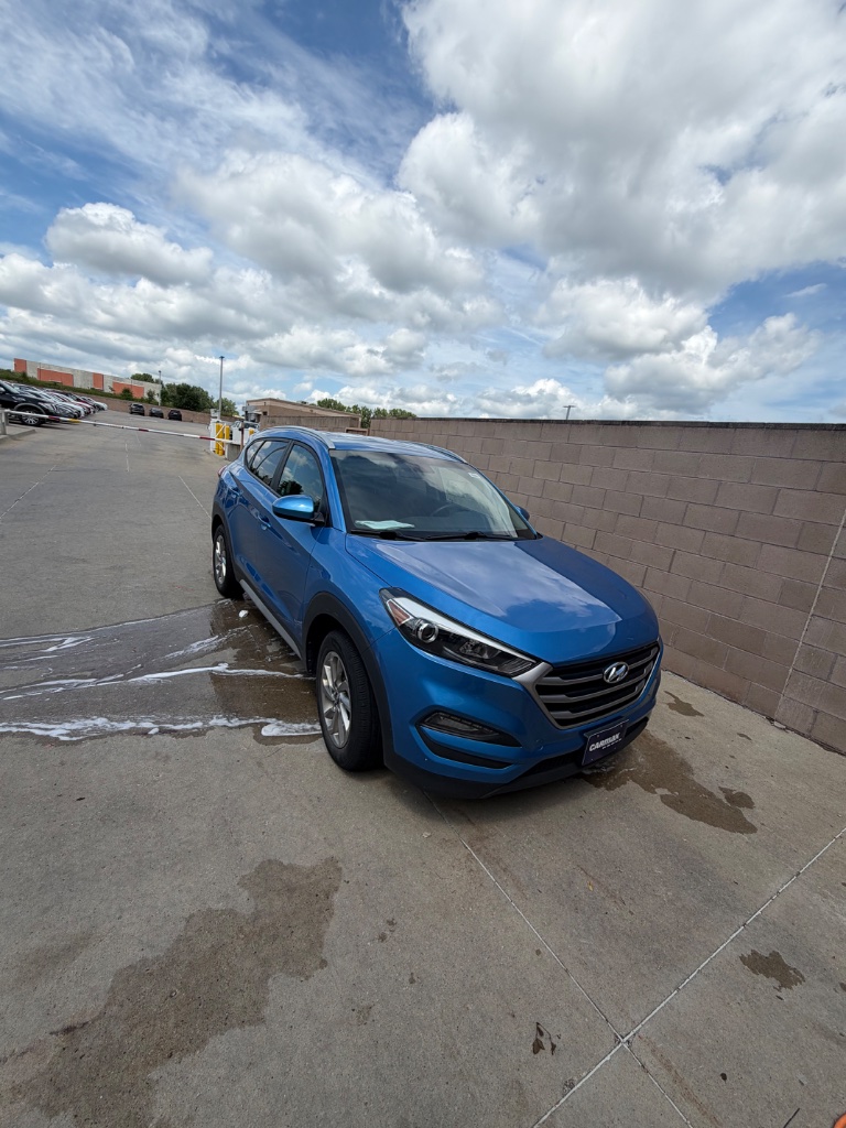 Blue Hyundai Tucson — Exterior