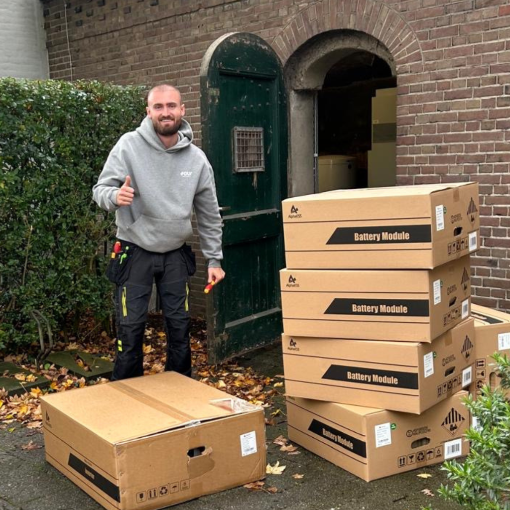 Thijs Moerland met batterij modules