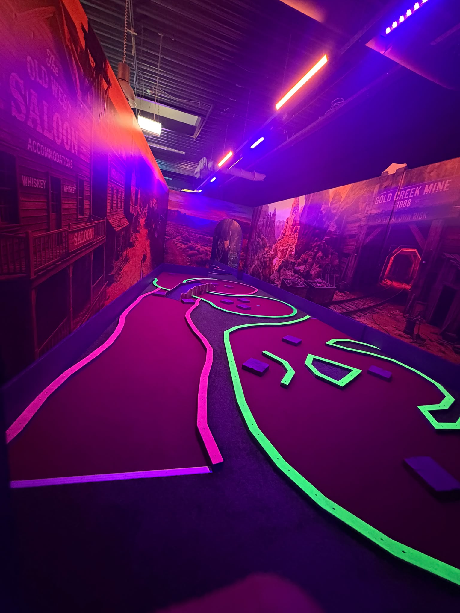 Schwarzlicht-Minigolf im Westernbereich des Hyper Event Centers Alsdorf