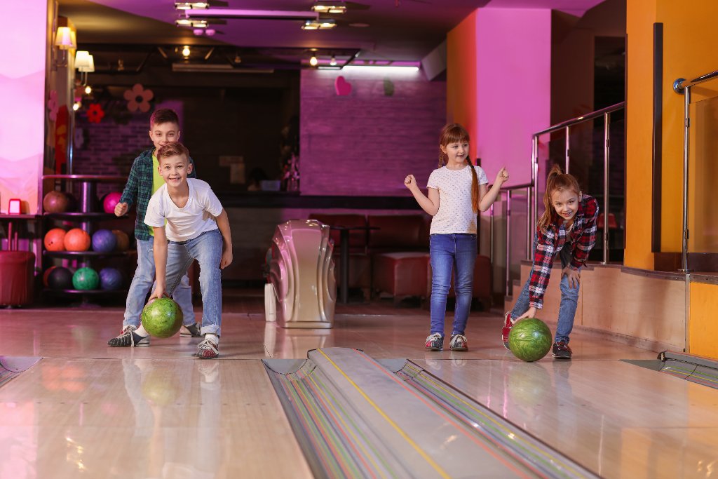 Schulklasse beim Bowling im Hyper Event Center