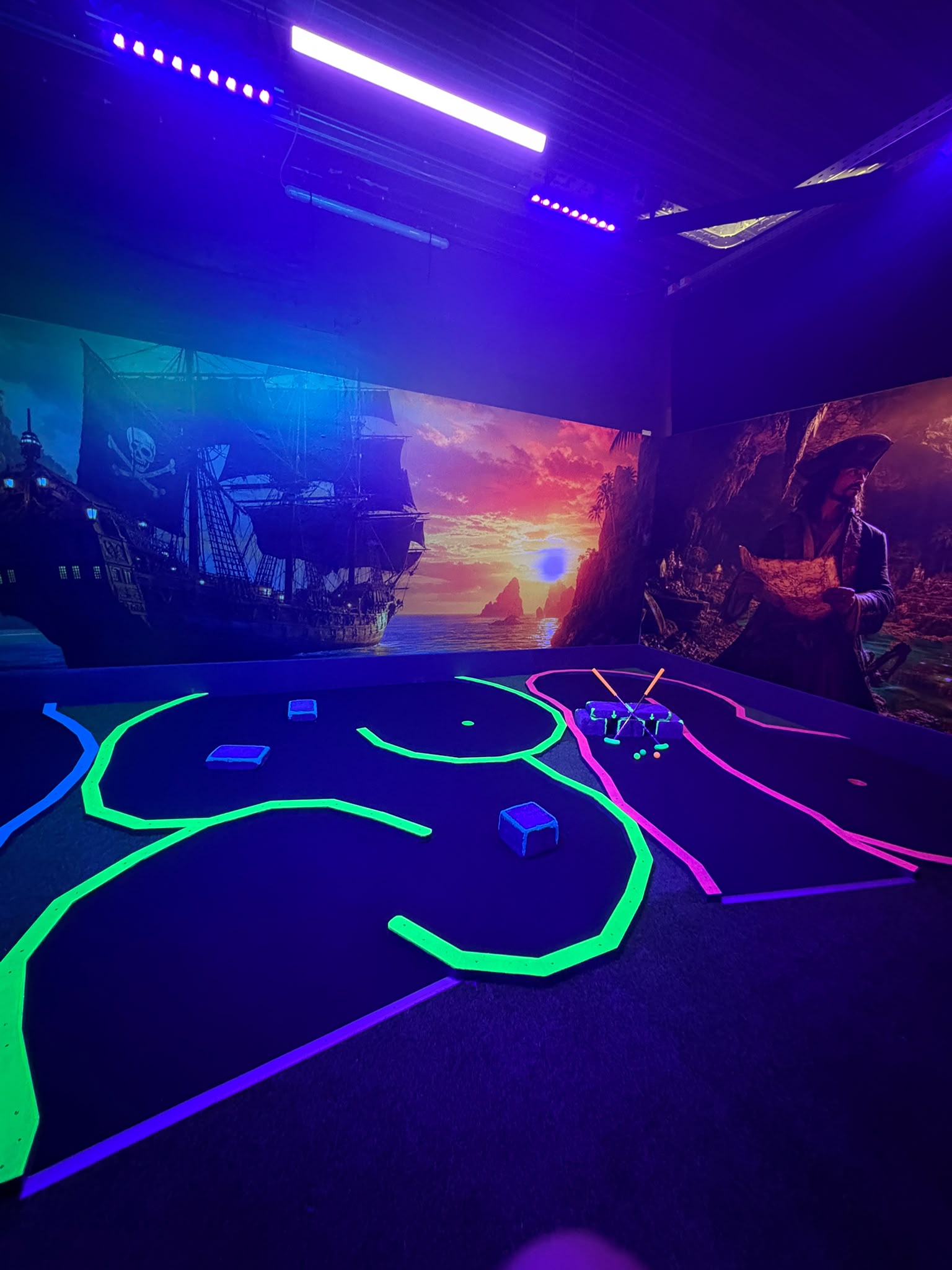 Adventure-Golf-Bahnen vor einer Piratenkulisse in Alsdorf