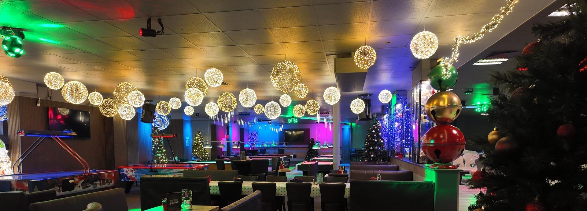 Weihnachtlich geschmückte Halle im Hyper Event Center