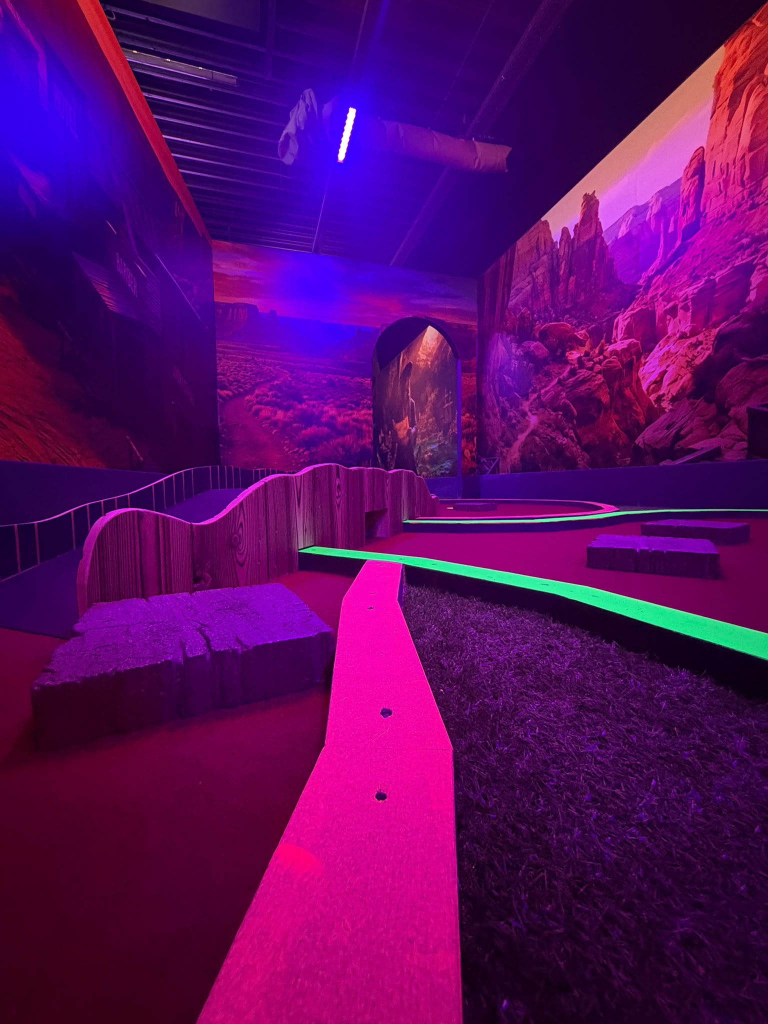 Spielerperspektive auf eine Western-Bahn beim Schwarzlicht-Minigolf in Alsdorf