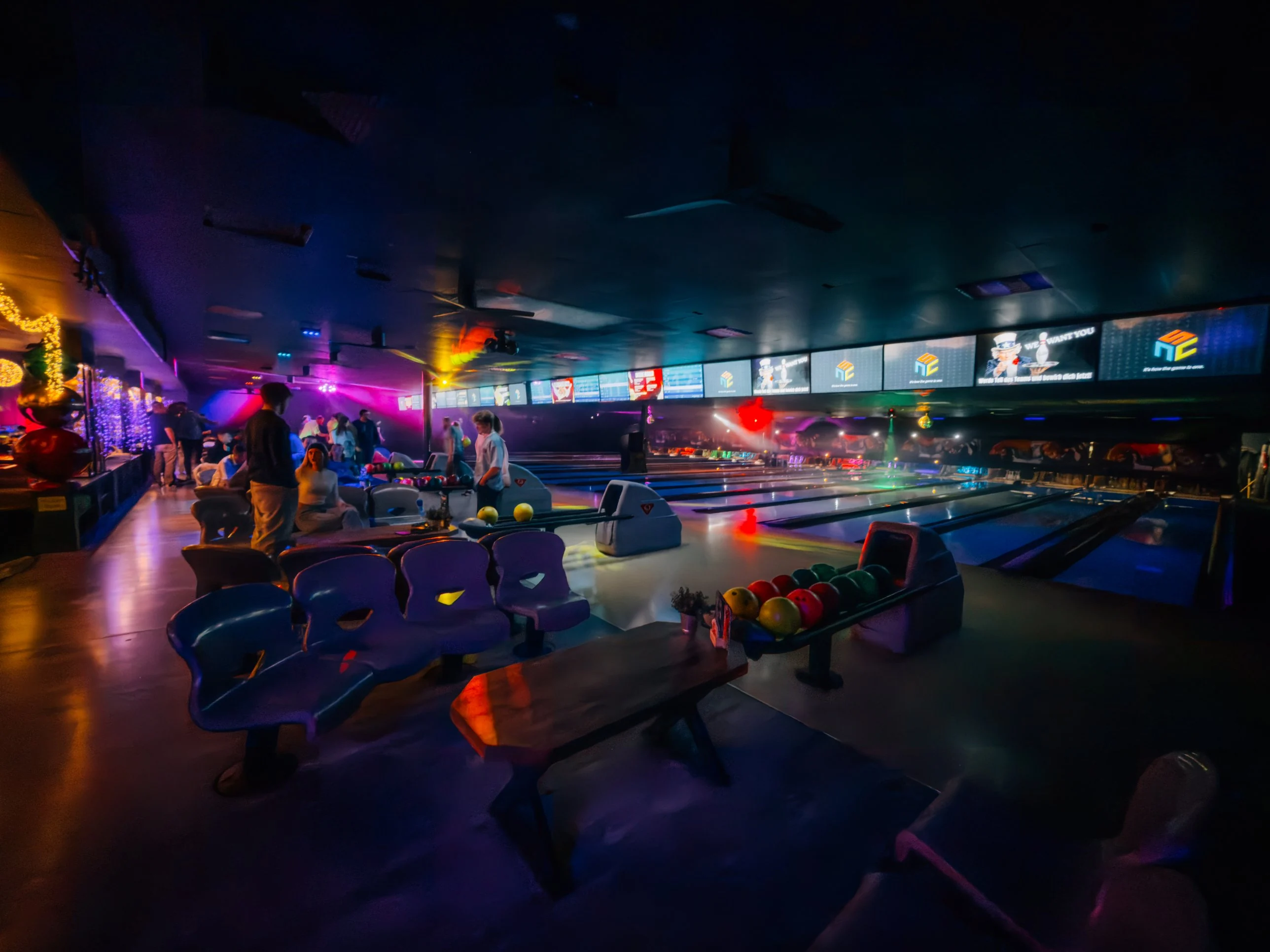 Gäste beim Disco-Bowling im Hyper Event Center