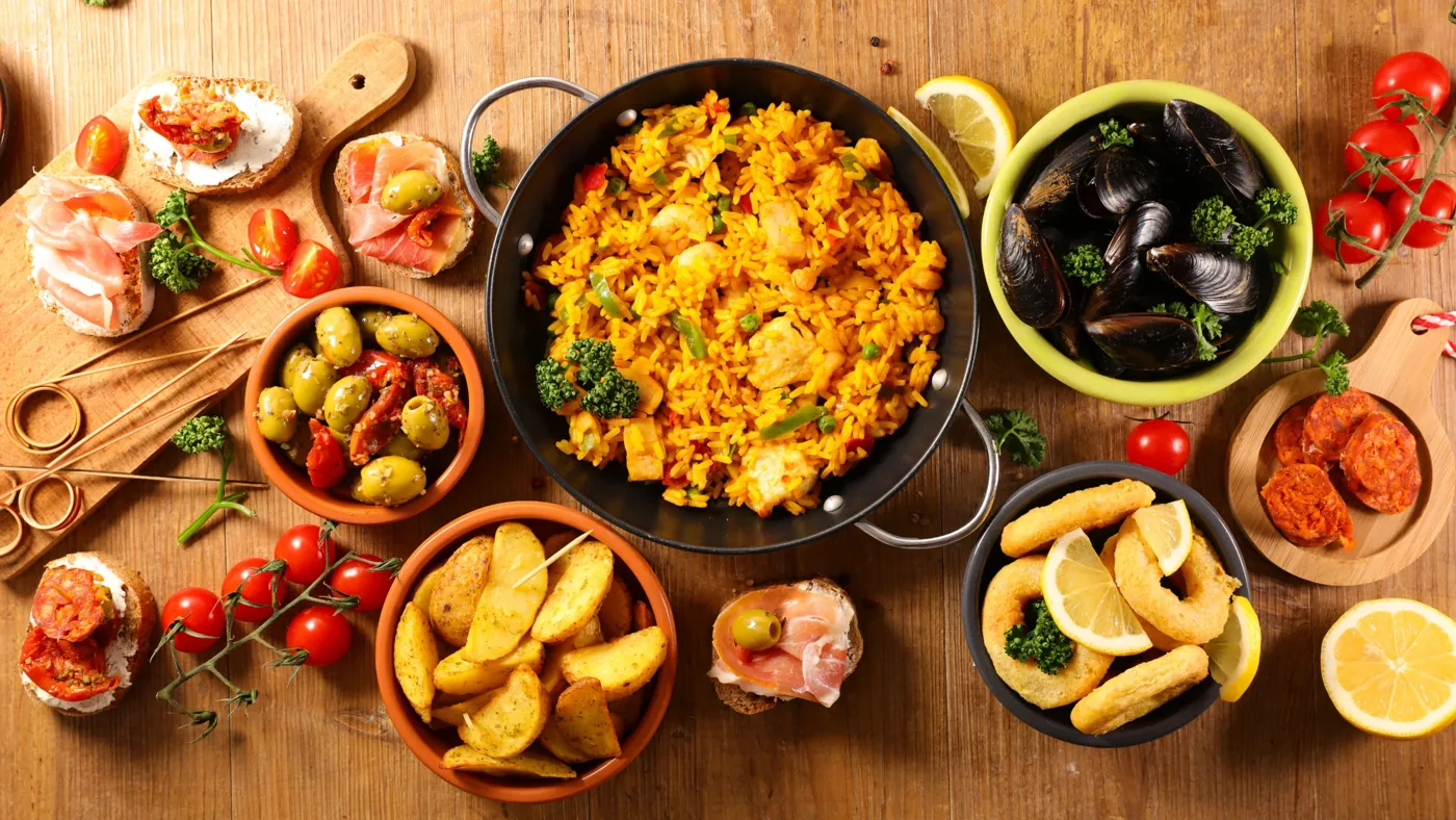 Paella, Tapas, Oliven und Chorizo vom spanischen Buffet