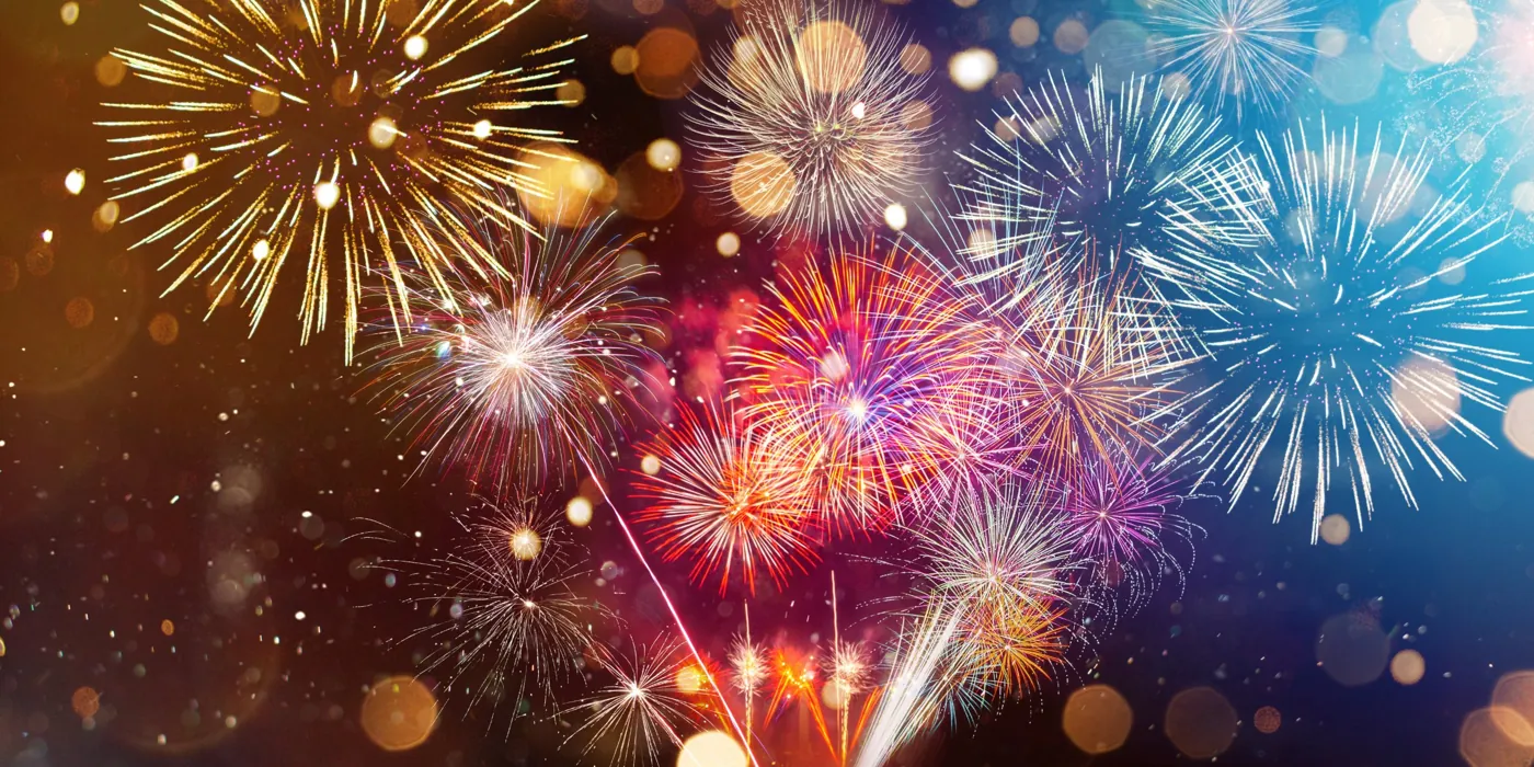 Buntes Feuerwerk am Nachthimmel