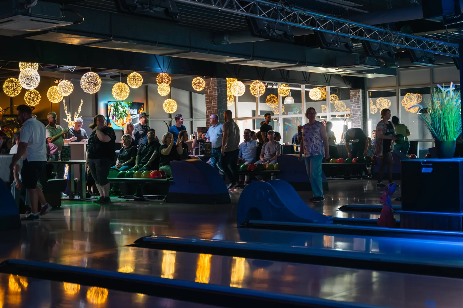 Volle Halle mit warmen Lichterkugeln im Hyper Event Center Erkelenz