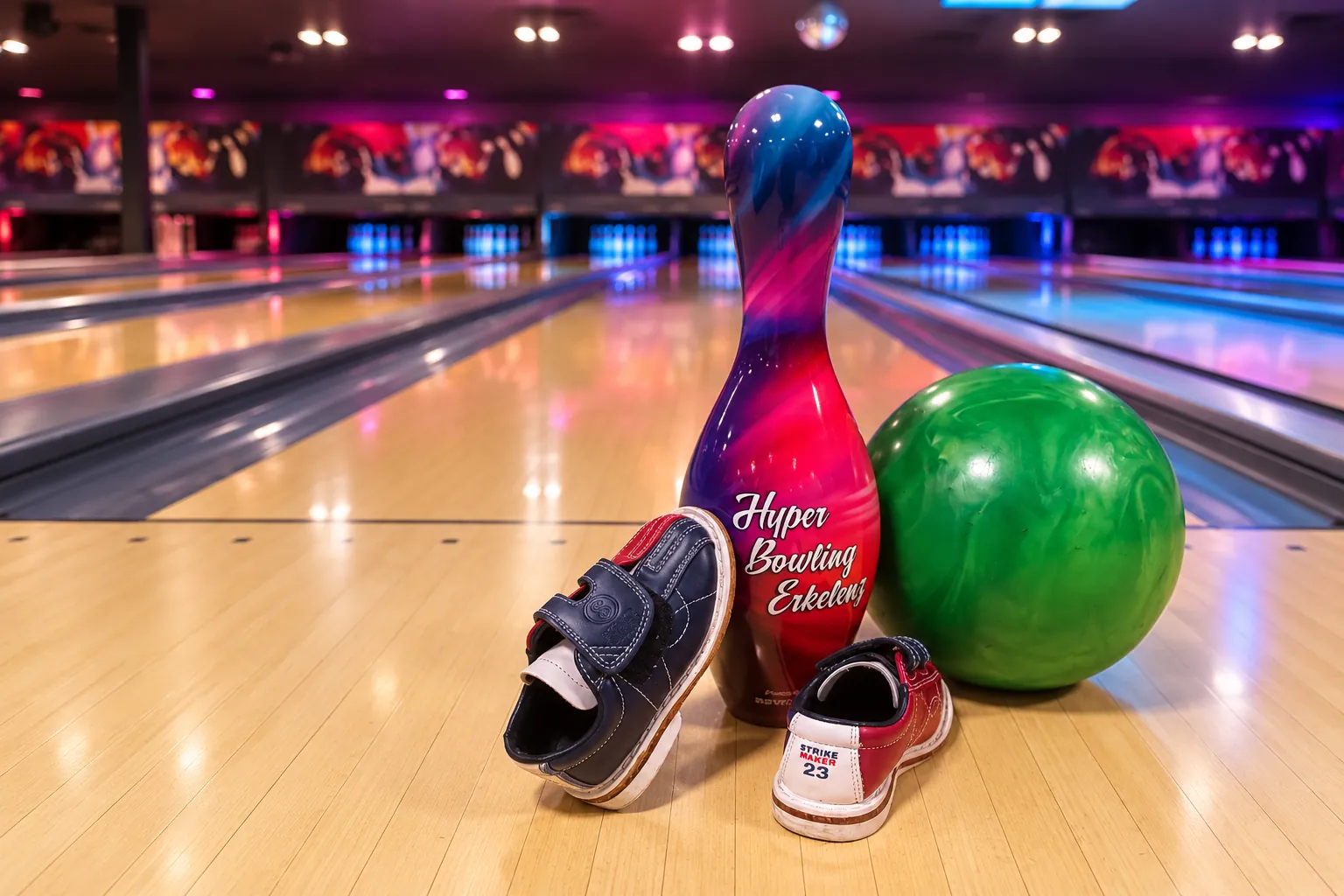 Geburtstagsbowling mit Hyper-Bowling-Kegel und grünem Ball im Hyper Event Center