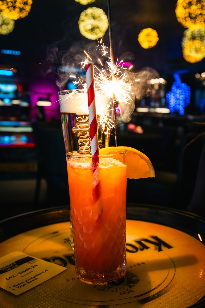 Cocktail mit Wunderkerze an der Bar Alsdorf