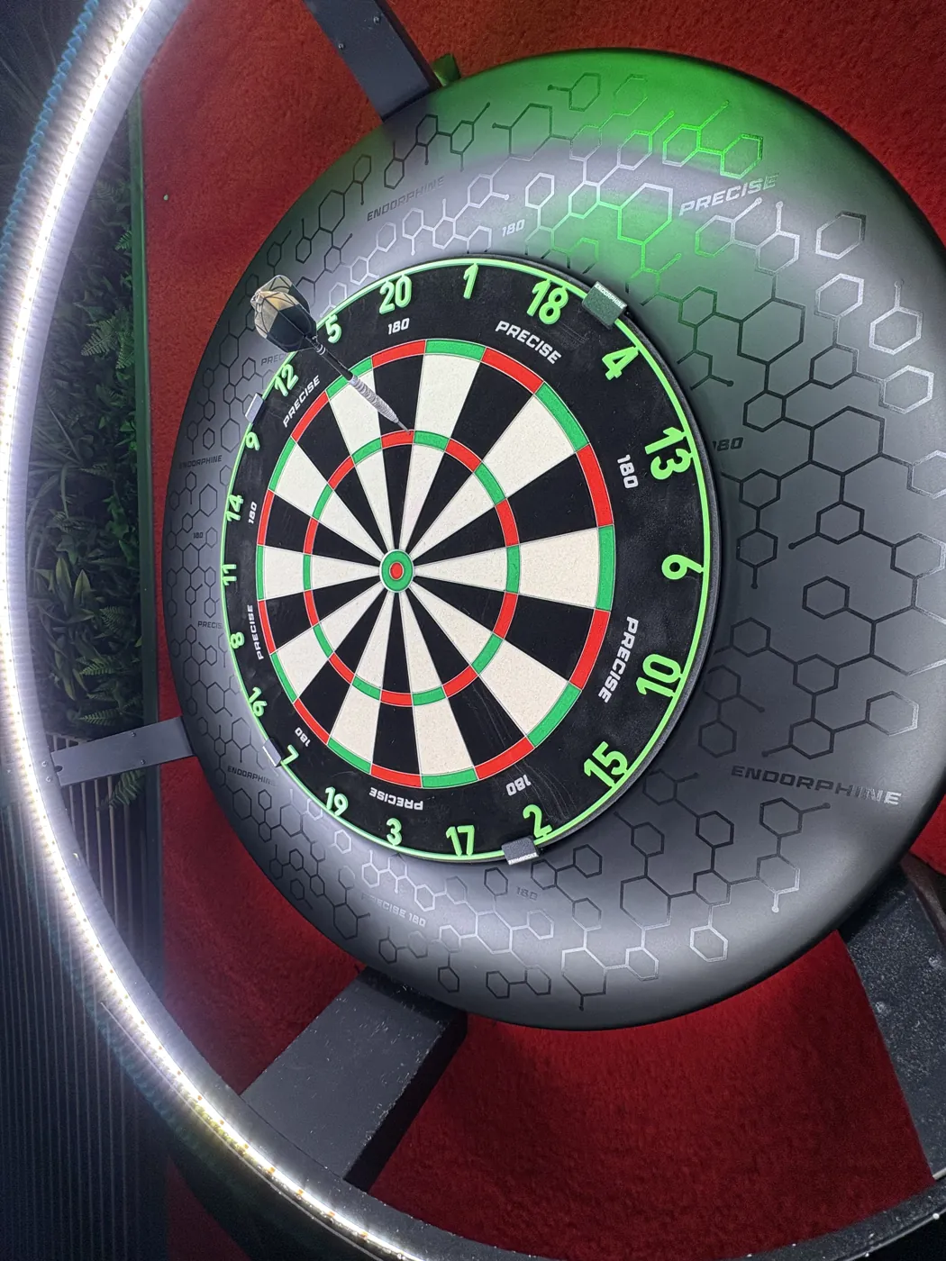 Dartboard mit Lichtring im Hyper Event Center