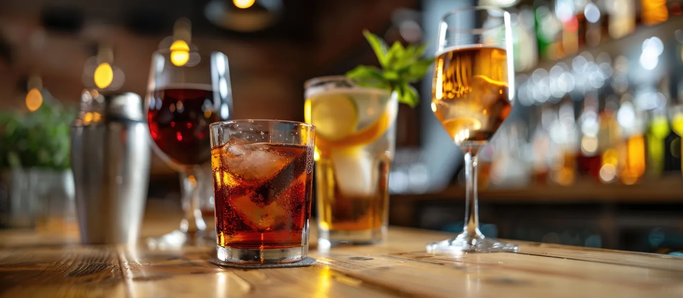 Cocktails, Wein und Longdrinks an der Bar