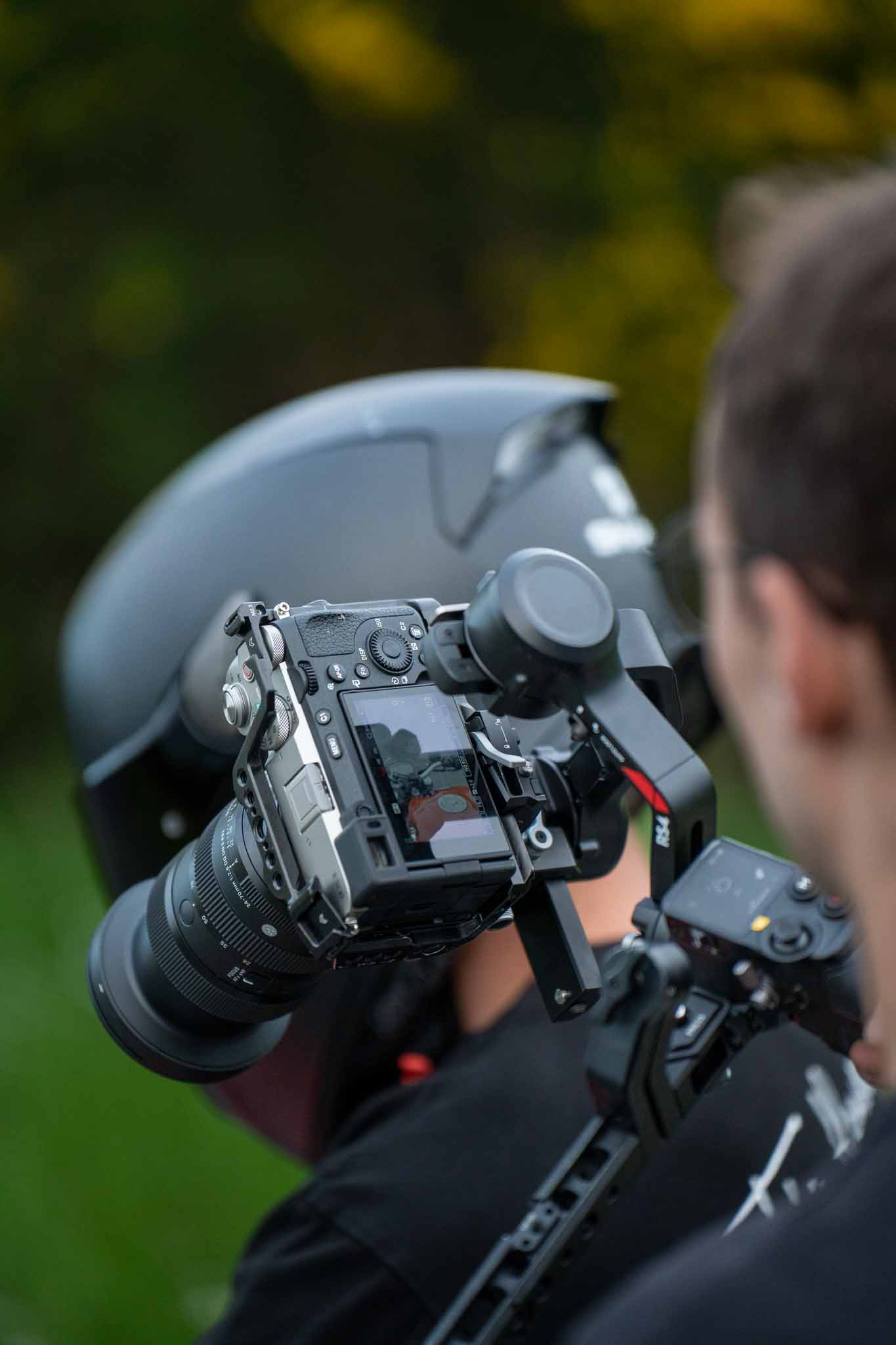 Photographe professionnel au travail avec stabilisateur gimbal
