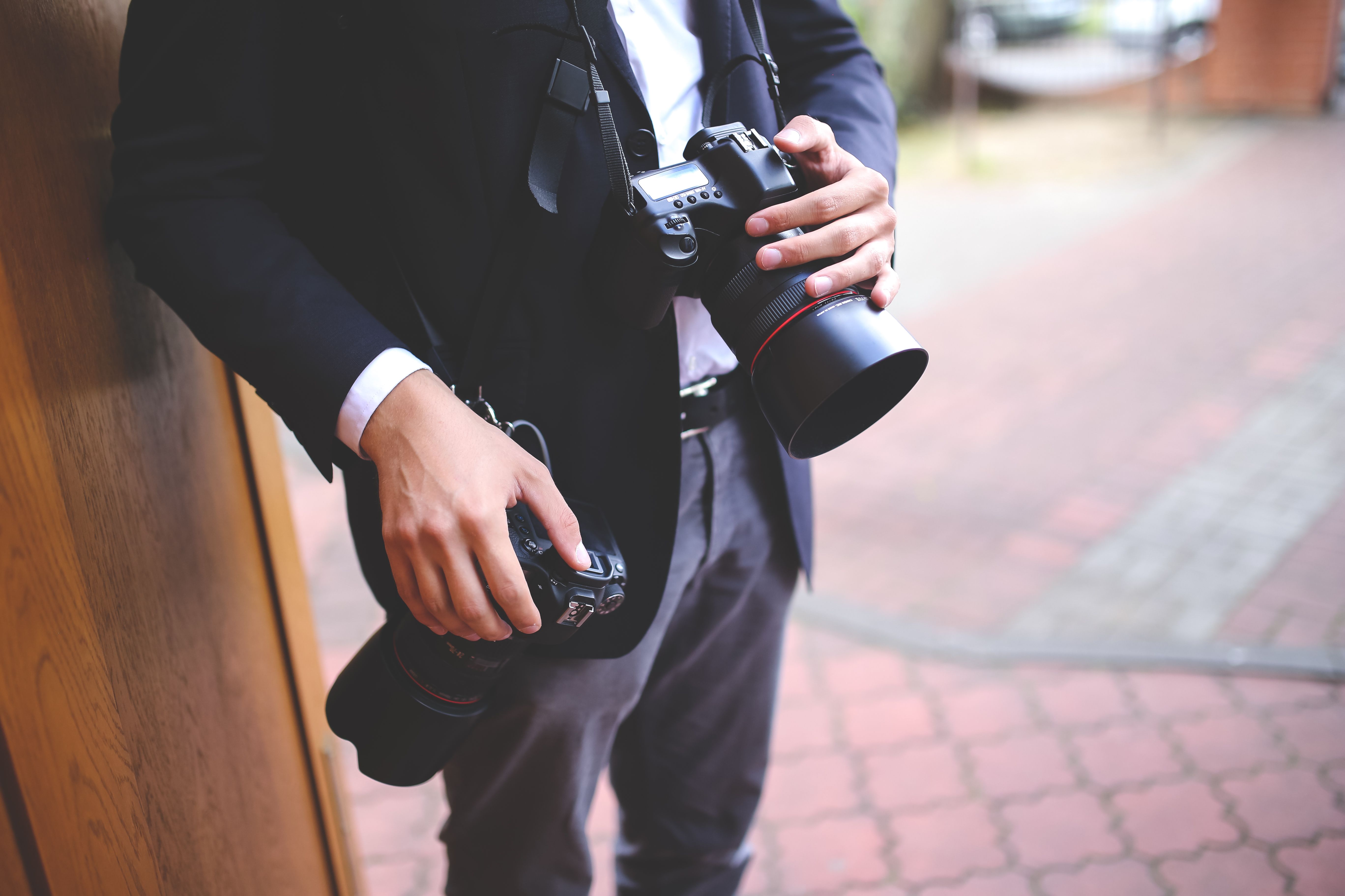 Photographe indépendante préparant son matériel avant la couverture d'un salon professionnel