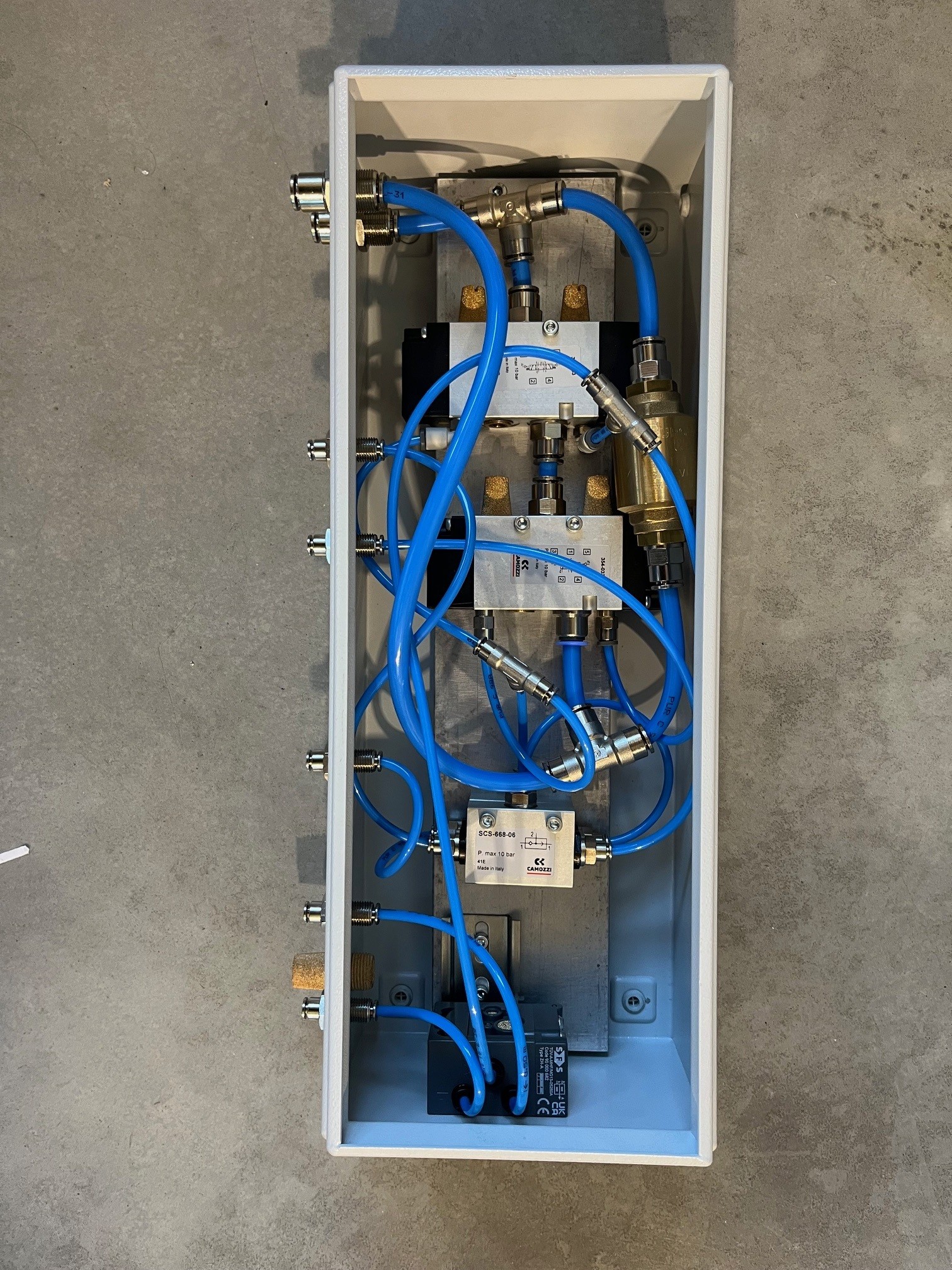 Pneumatic control cabinet – internal view