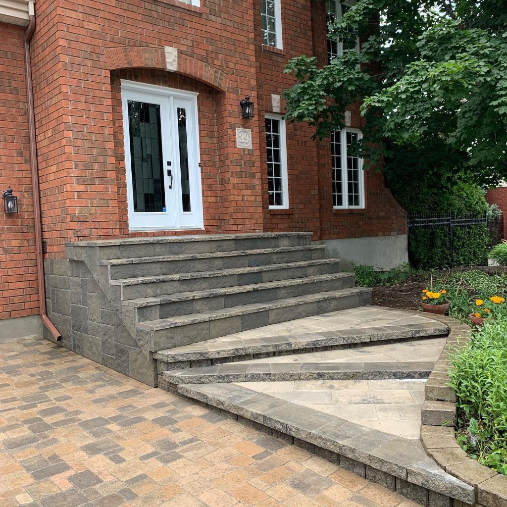 Perron muret pavé uni anthracite Gatineau maison brique