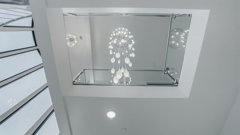 Cantilevered spiral staircase