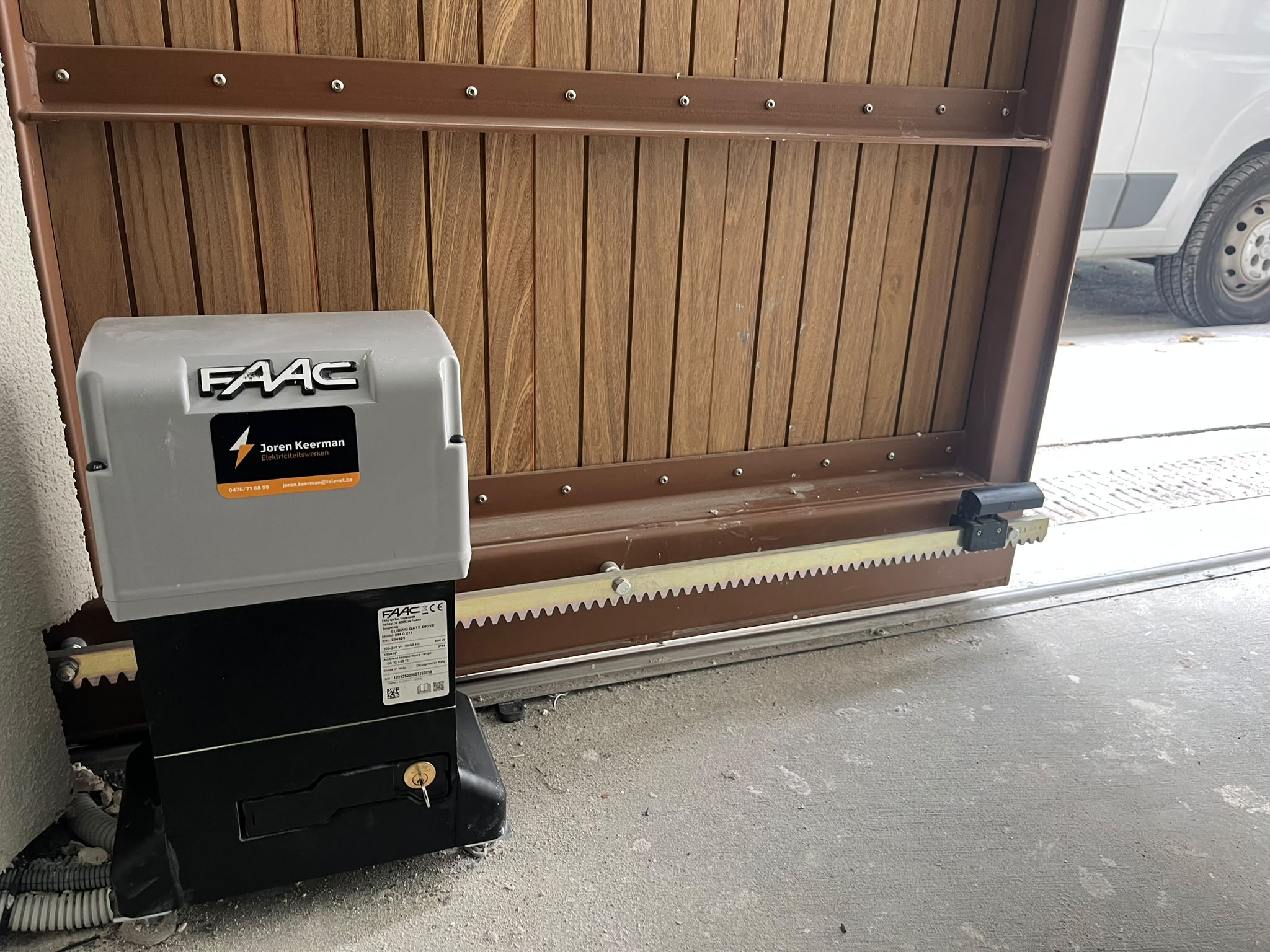 Automatische schuifpoort installatie