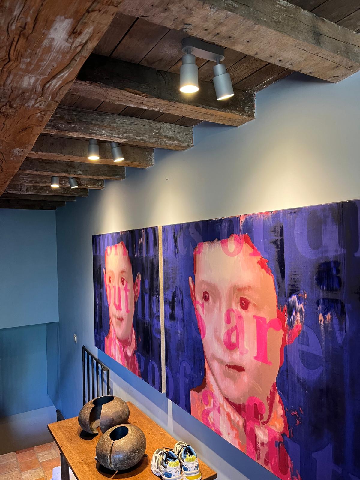 Hal met spotverlichting op kunstwerk