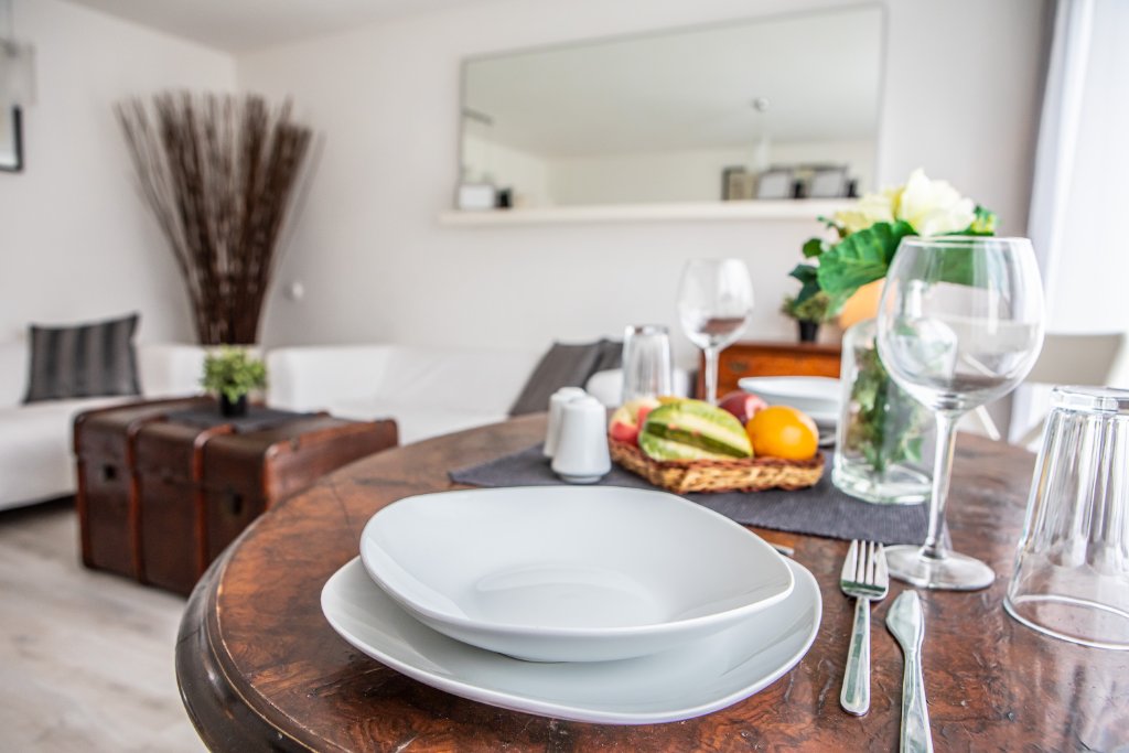 Esstisch mit Blick ins Wohnzimmer