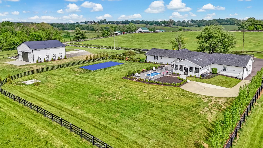 Lexington Farmhouse Estate 74