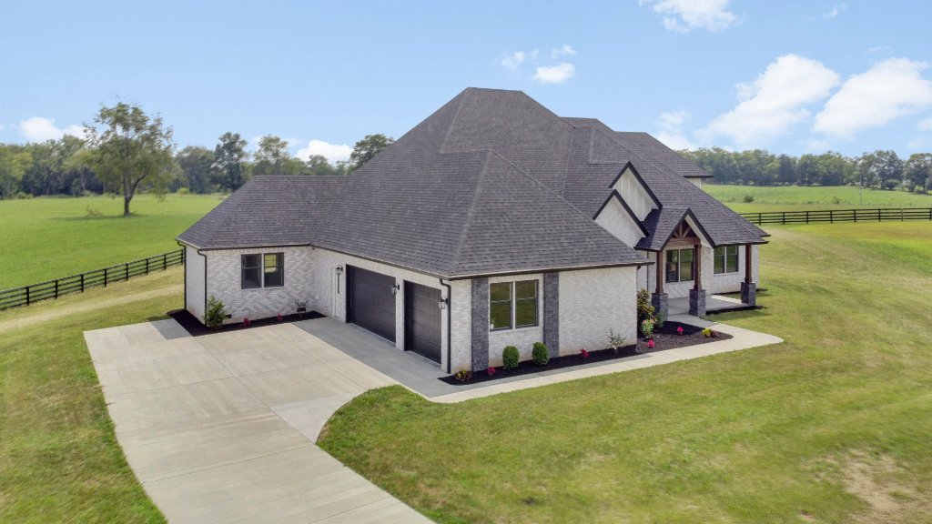 Woodford County Brick Estate 36