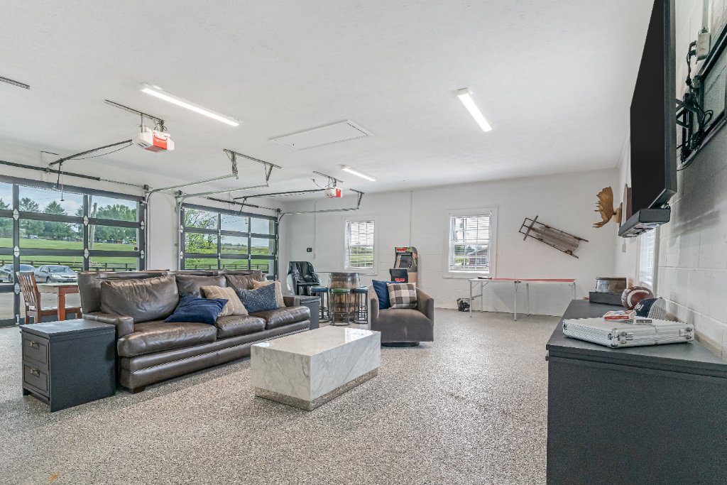 Lexington Farmhouse Estate 38