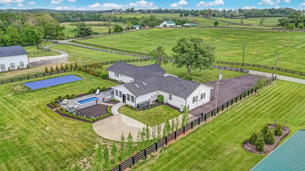 Lexington Farmhouse Estate 77