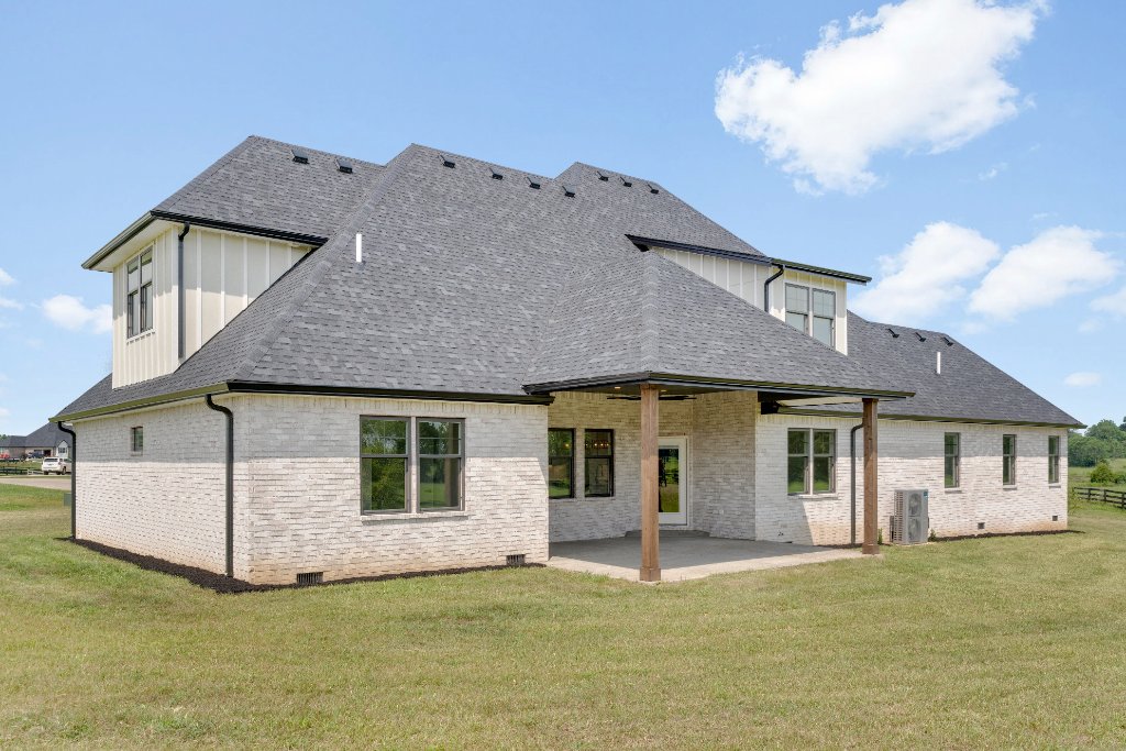 Woodford County Brick Estate 35