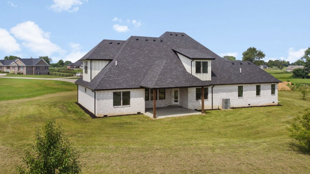 Woodford County Brick Estate 39