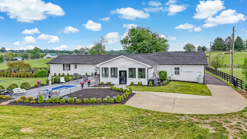 Lexington Farmhouse Estate 76