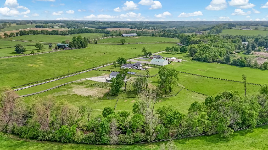 Lexington Farmhouse Estate 85