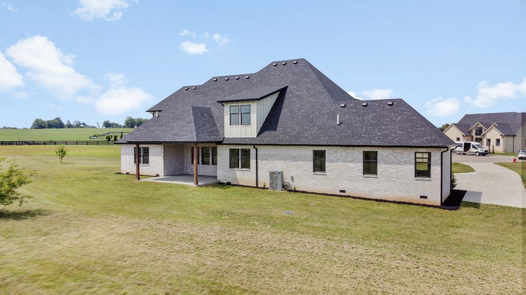 Woodford County Brick Estate 40