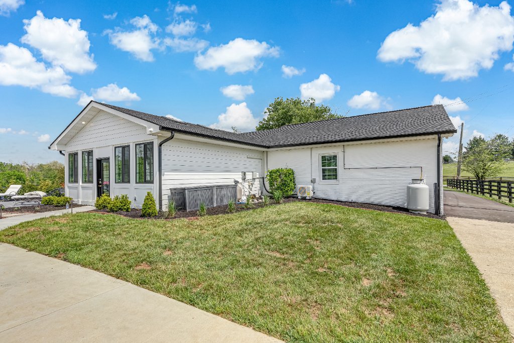 Lexington Farmhouse Estate 60