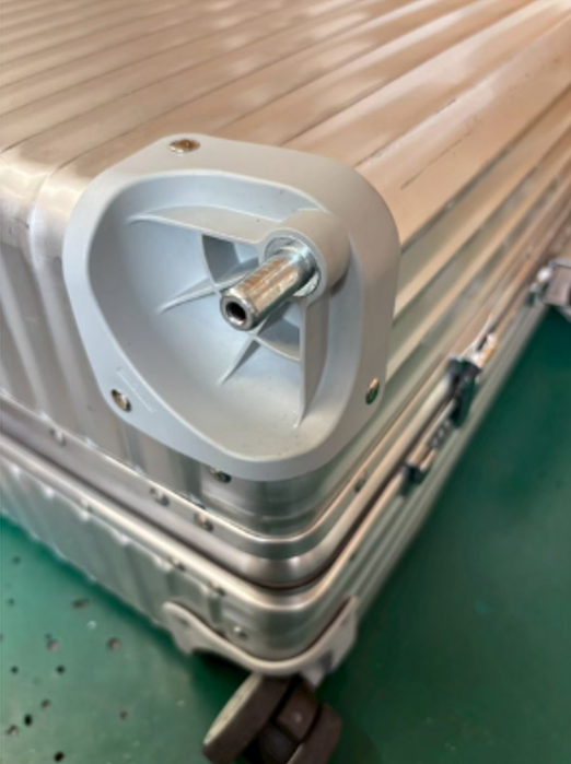 RIMOWA クラシックフライト 50mmキャスター ハウジング交換(ベース修理) 修理後