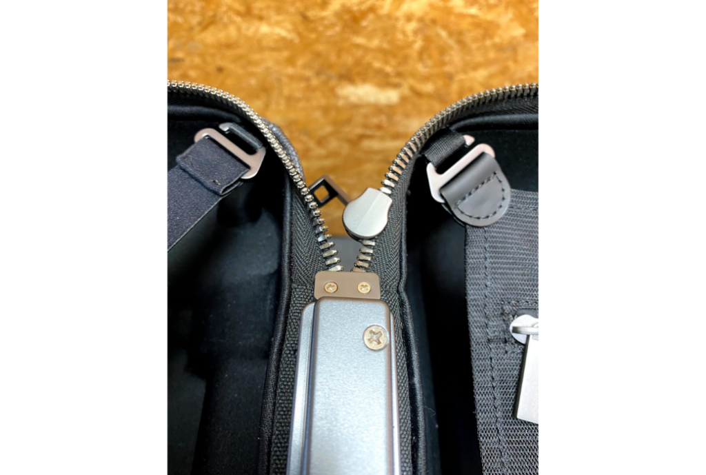 Louis Vuitton ペガス スライダー外れ修理（ファスナー破損）