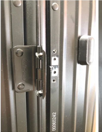 RIMOWA ヒンジ修理（蝶番破損・再固定対応）