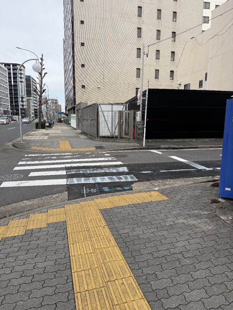 横断歩道を右に曲がる