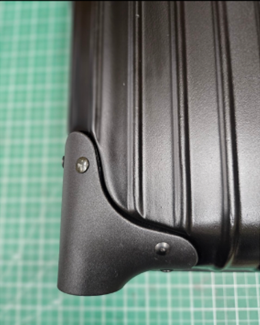 RIMOWA 亀裂修理(パテ補修・塗装仕上げ) 修理後
