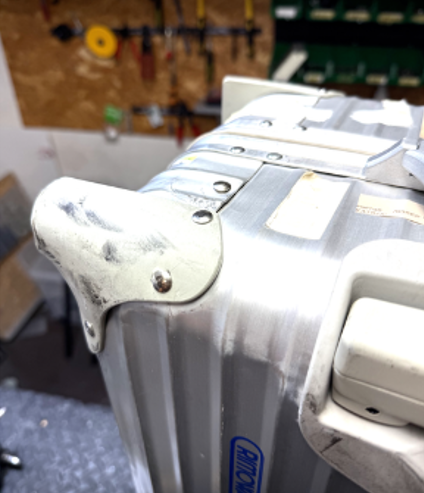 RIMOWA アルミボディ変形修理(コーナープレート再固定) 修理後