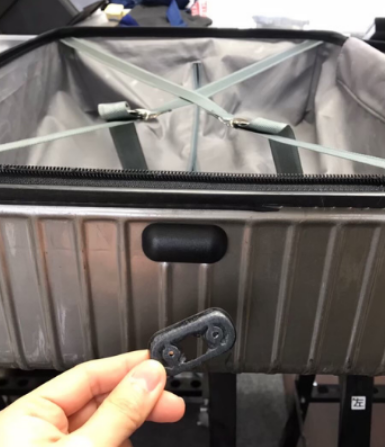 RIMOWA ポリカーボネートケース フットパーツ削れ修理(底足交換) 修理後